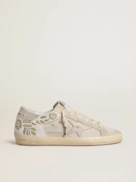 Super-Star para mujer en gamuza beige con bordado de cuentas y estrella de gamuza laminada