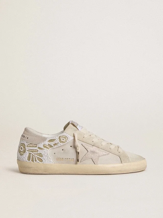 Super-Star para mujer en gamuza beige con bordado de cuentas y estrella de gamuza laminada