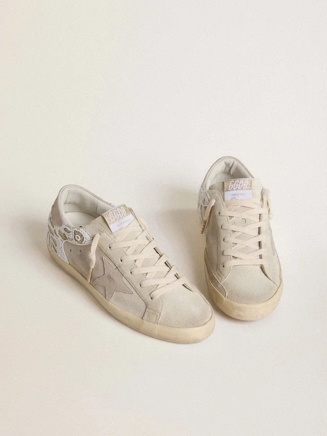 Super-Star para mujer en gamuza beige con bordado de cuentas y estrella de gamuza laminada