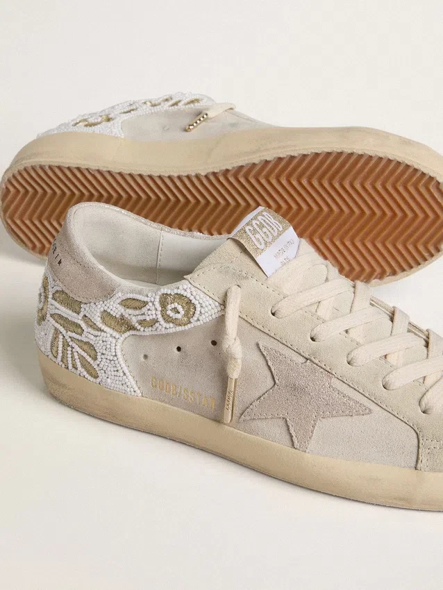 Super-Star para mujer en gamuza beige con bordado de cuentas y estrella de gamuza laminada