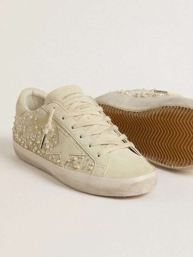 Super-Star para mujer en gamuza beige con perlas y cristales Swarovski