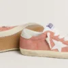 Super-Star para mujer en gamuza color coral con estrella y lengüeta del talón de cuero blanco