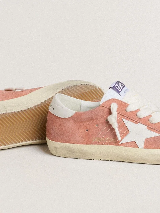 Super-Star para mujer en gamuza color coral con estrella y lengüeta del talón de cuero blanco