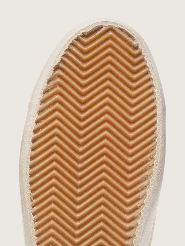 Super-Star para mujer en gamuza color crema con estrella perforada e inserto de cuentas