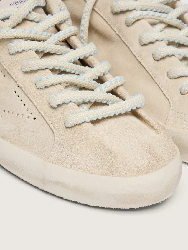 Super-Star para mujer en gamuza color crema con estrella perforada e inserto de cuentas