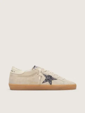 Super-Star para mujer en gamuza gris hielo con estrella plateada brillante y lengüeta de cuero en el talón