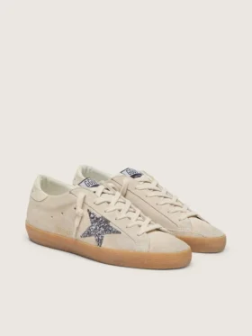 Super-Star para mujer en gamuza gris hielo con estrella plateada brillante y lengüeta de cuero en el talón