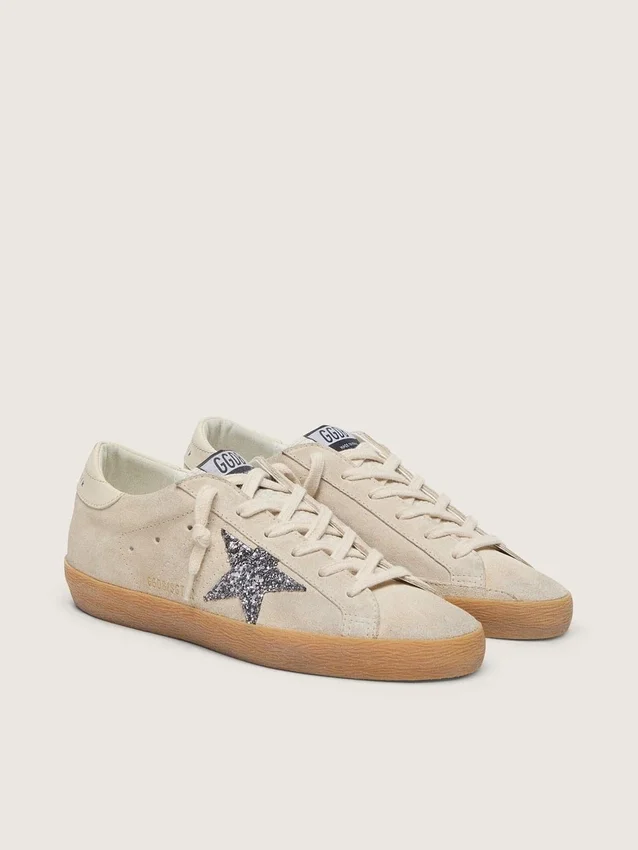 Super-Star para mujer en gamuza gris hielo con estrella plateada brillante y lengüeta de cuero en el talón