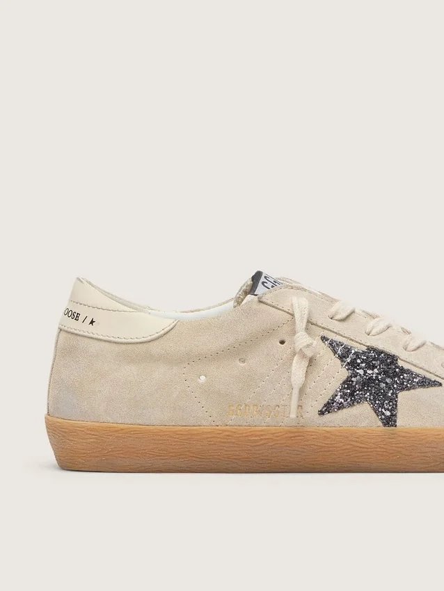 Super-Star para mujer en gamuza gris hielo con estrella plateada brillante y lengüeta de cuero en el talón