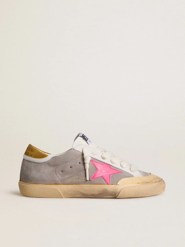 Super-Star para mujer en gamuza gris paloma con estrella de cuero fucsia y lengüeta del talón de gamuza ocre
