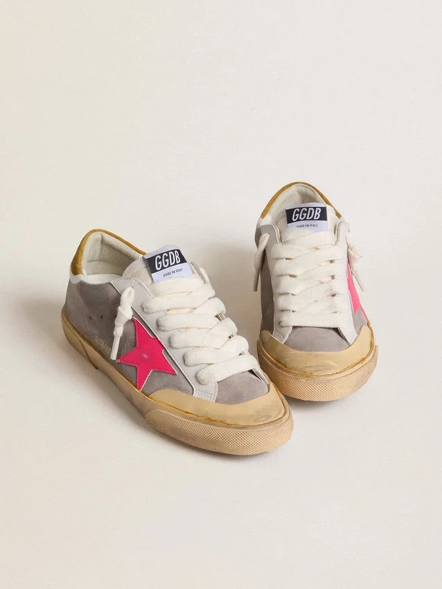 Super-Star para mujer en gamuza gris paloma con estrella de cuero fucsia y lengüeta del talón de gamuza ocre