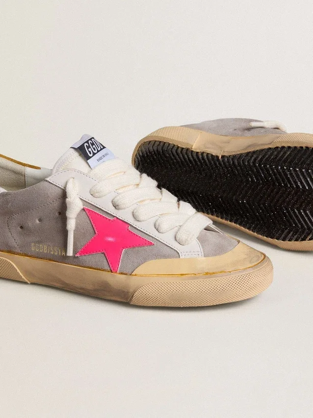 Super-Star para mujer en gamuza gris paloma con estrella de cuero fucsia y lengüeta del talón de gamuza ocre
