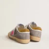 Super-Star para mujer en gamuza gris paloma con estrella de cuero fucsia y lengüeta del talón de gamuza ocre