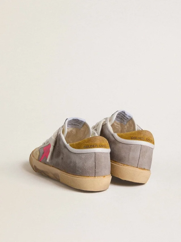 Super-Star para mujer en gamuza gris paloma con estrella de cuero fucsia y lengüeta del talón de gamuza ocre
