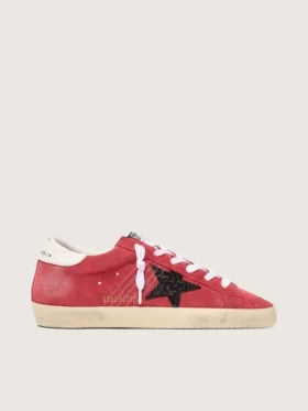 Super-Star para mujer en gamuza roja con estrella brillante y lengüeta blanca en el talón