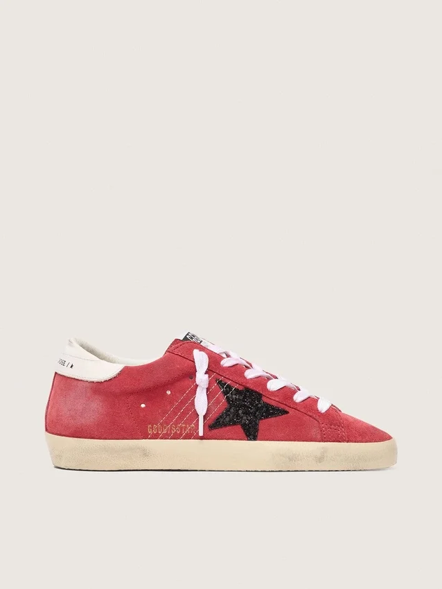 Super-Star para mujer en gamuza roja con estrella brillante y lengüeta blanca en el talón