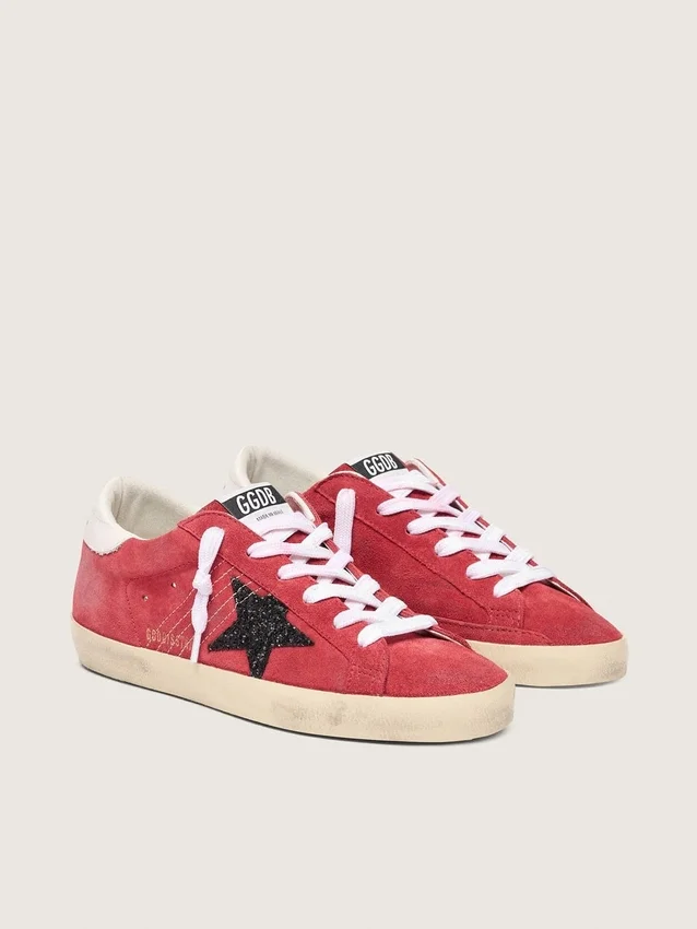 Super-Star para mujer en gamuza roja con estrella brillante y lengüeta blanca en el talón