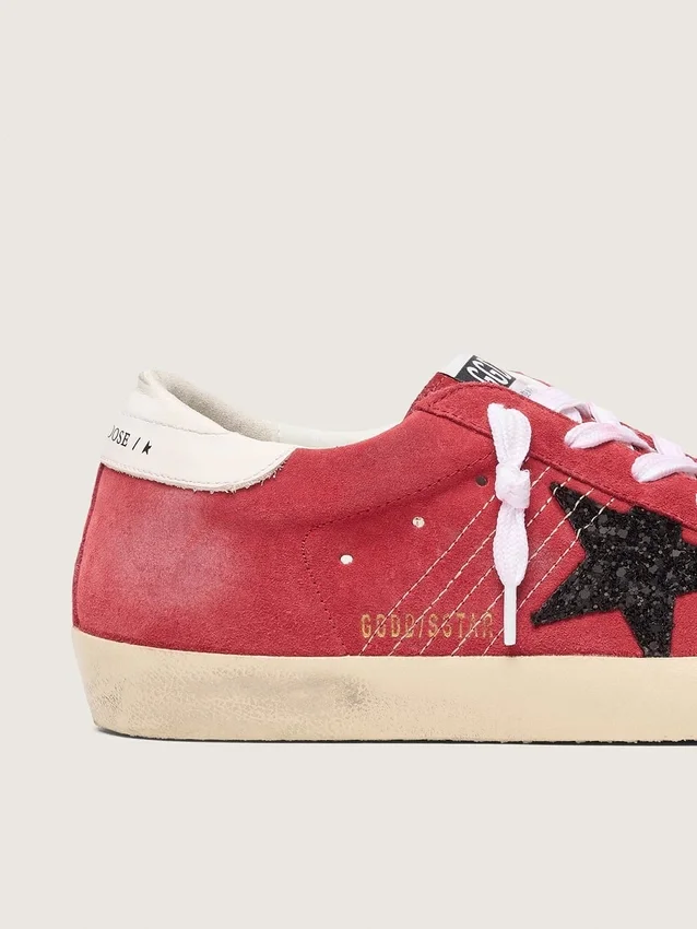 Super-Star para mujer en gamuza roja con estrella brillante y lengüeta blanca en el talón