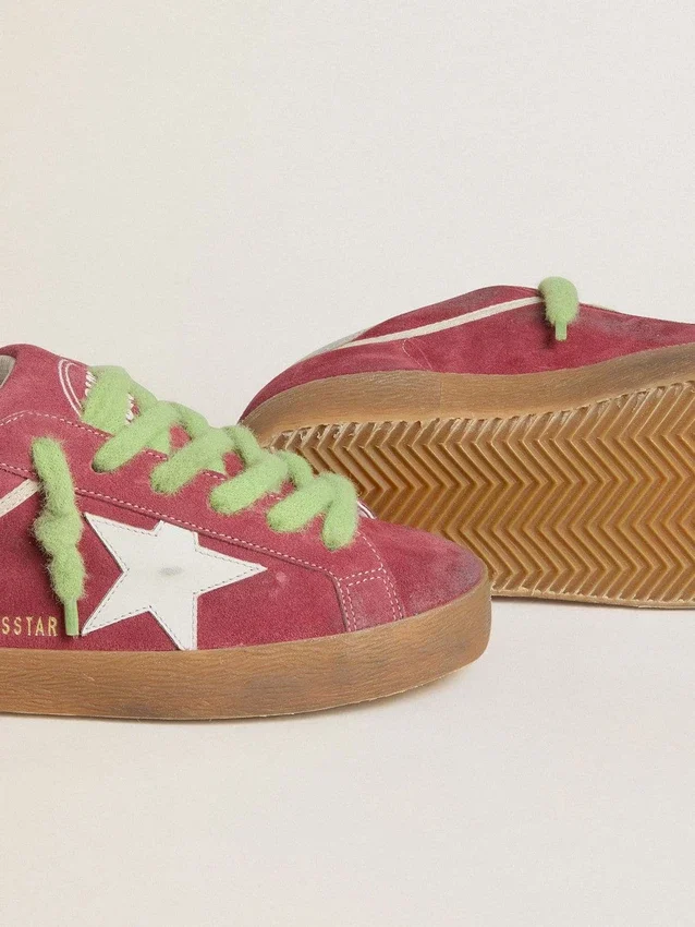 Super-Star para mujer en gamuza roja con estrella de cuero blanco y lengüeta de talón de cuero plateado