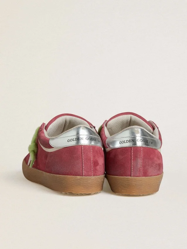 Super-Star para mujer en gamuza roja con estrella de cuero blanco y lengüeta de talón de cuero plateado