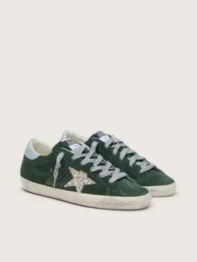 Super-Star para mujer en gamuza verde, con estrella plateada brillante y lengüeta de cuero en el talón