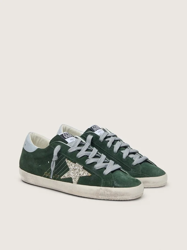 Super-Star para mujer en gamuza verde, con estrella plateada brillante y lengüeta de cuero en el talón