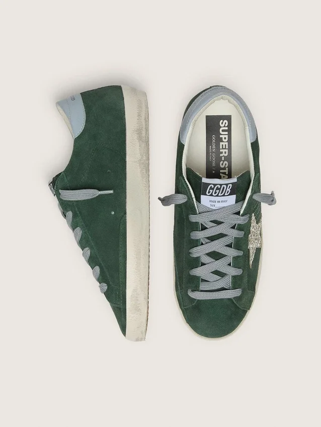 Super-Star para mujer en gamuza verde, con estrella plateada brillante y lengüeta de cuero en el talón