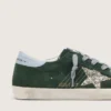 Super-Star para mujer en gamuza verde, con estrella plateada brillante y lengüeta de cuero en el talón