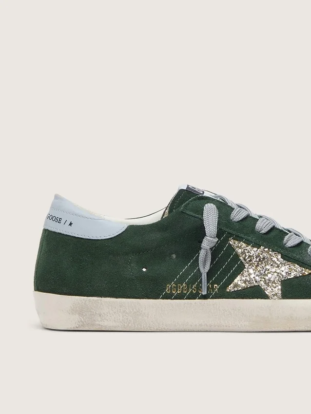 Super-Star para mujer en gamuza verde, con estrella plateada brillante y lengüeta de cuero en el talón