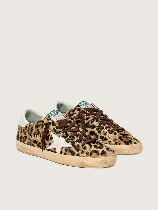 Super-Star para mujer en piel de potro con estampado de leopardo, estrella de cuero y lengüeta en el talón