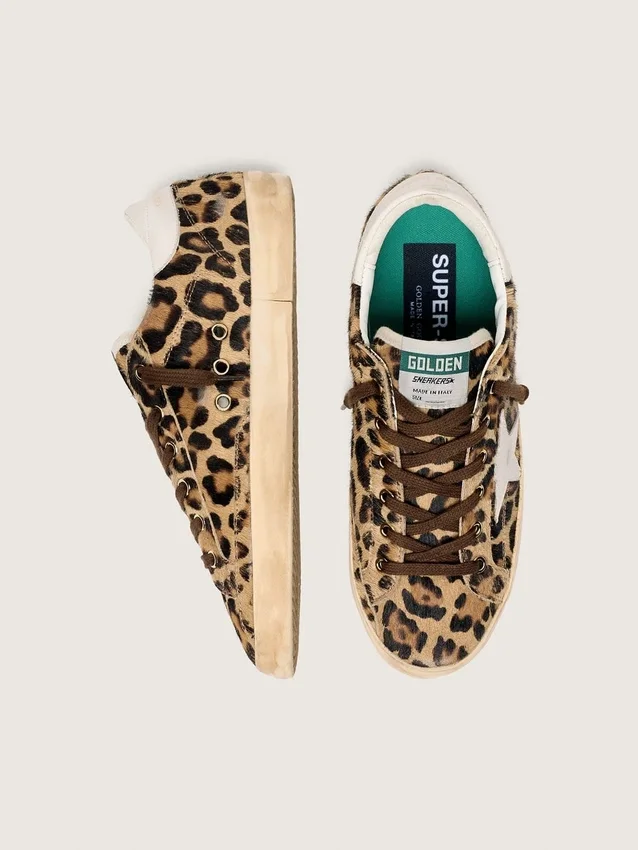 Super-Star para mujer en piel de potro con estampado de leopardo, estrella de cuero y lengüeta en el talón