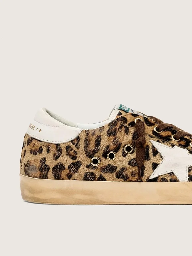 Super-Star para mujer en piel de potro con estampado de leopardo, estrella de cuero y lengüeta en el talón