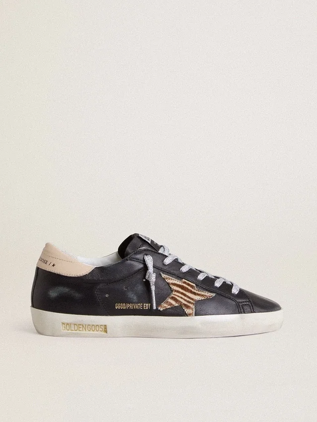 Super-Star para mujer en piel napa negra con estrella de piel de potro con estampado de cebra y lengüeta del talón de piel beige