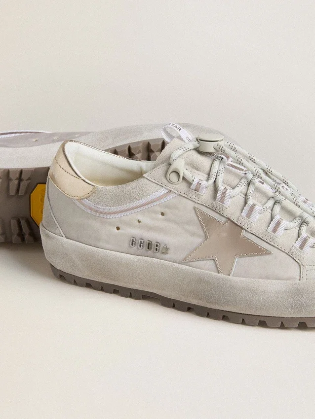 Super-Star Ski para mujer en nylon gris claro con estrella de cuero metalizado y lengüeta en el talón