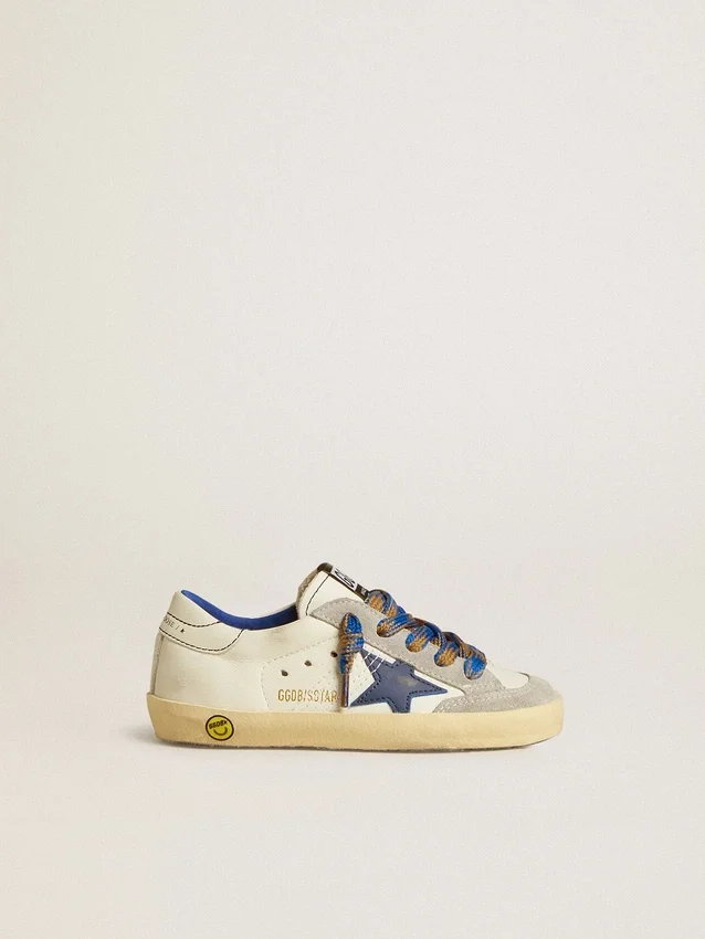 Super-Star Young con estrella de cuero azul e inserciones de gamuza gris hielo