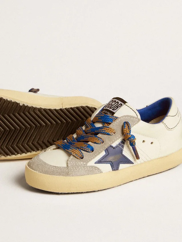 Super-Star Young con estrella de cuero azul e inserciones de gamuza gris hielo