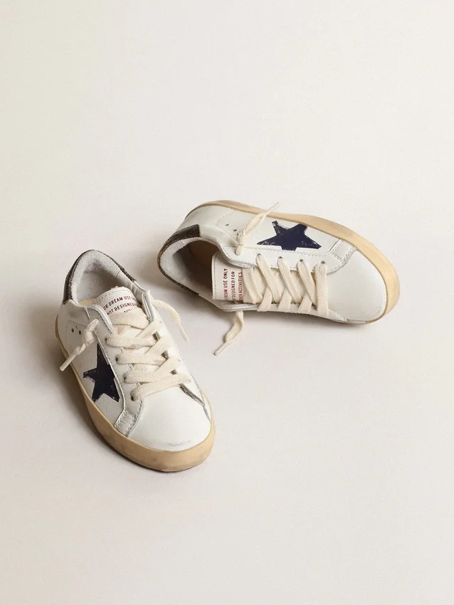 Super-Star Young en napa con una estrella estampada y lengüeta negra en el talón