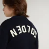 Suéter azul de cuello redondo para niños con letras «Golden» en la espalda