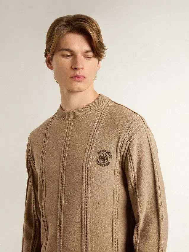 Suéter beige para hombre con logotipo bordado