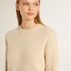 Suéter beige para mujer con letras «Golden» en la espalda