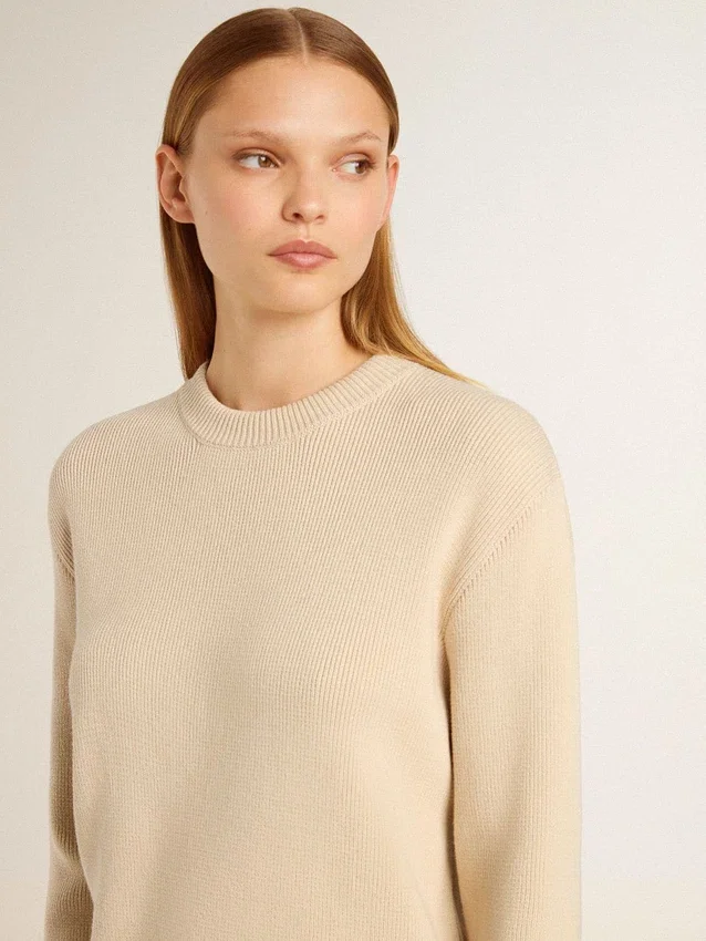 Suéter beige para mujer con letras «Golden» en la espalda