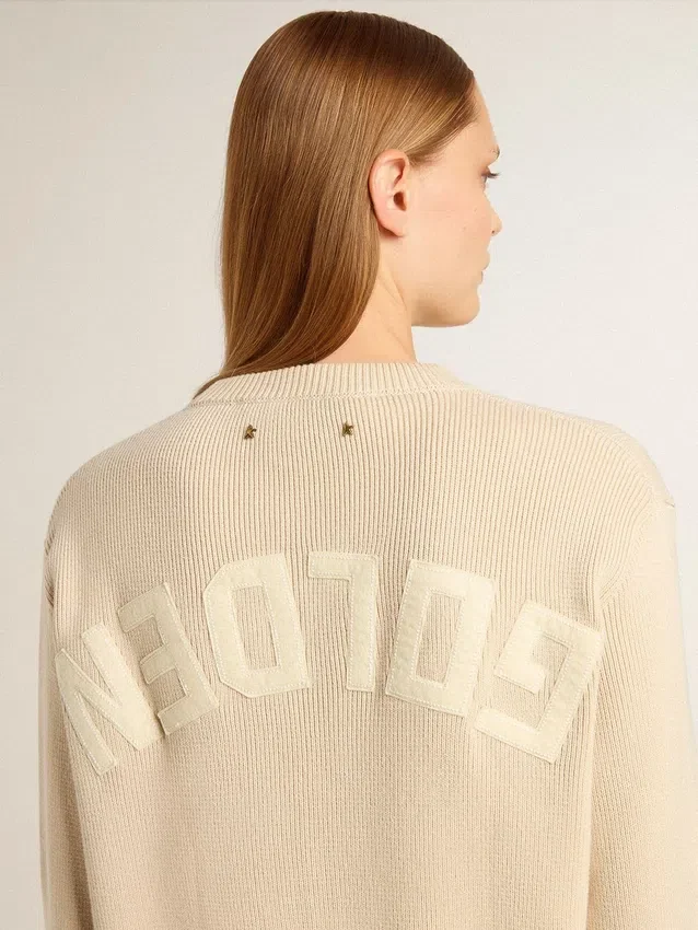 Suéter beige para mujer con letras «Golden» en la espalda