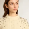 Suéter corto para mujer en blanco desgastado con cristales decorativos