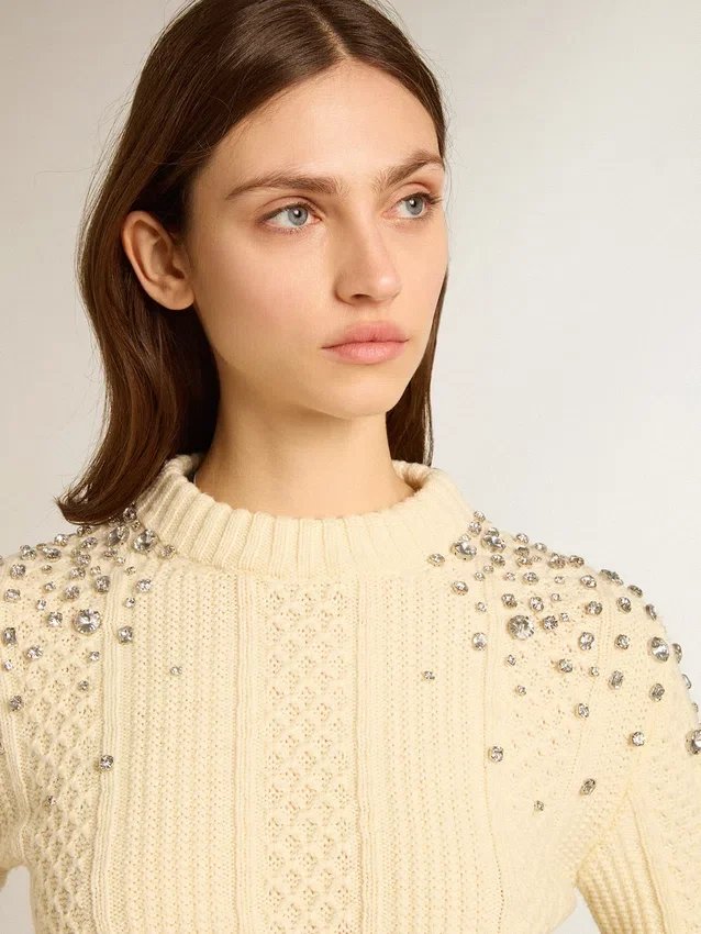 Suéter corto para mujer en blanco desgastado con cristales decorativos