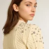 Suéter corto para mujer en blanco desgastado con cristales decorativos