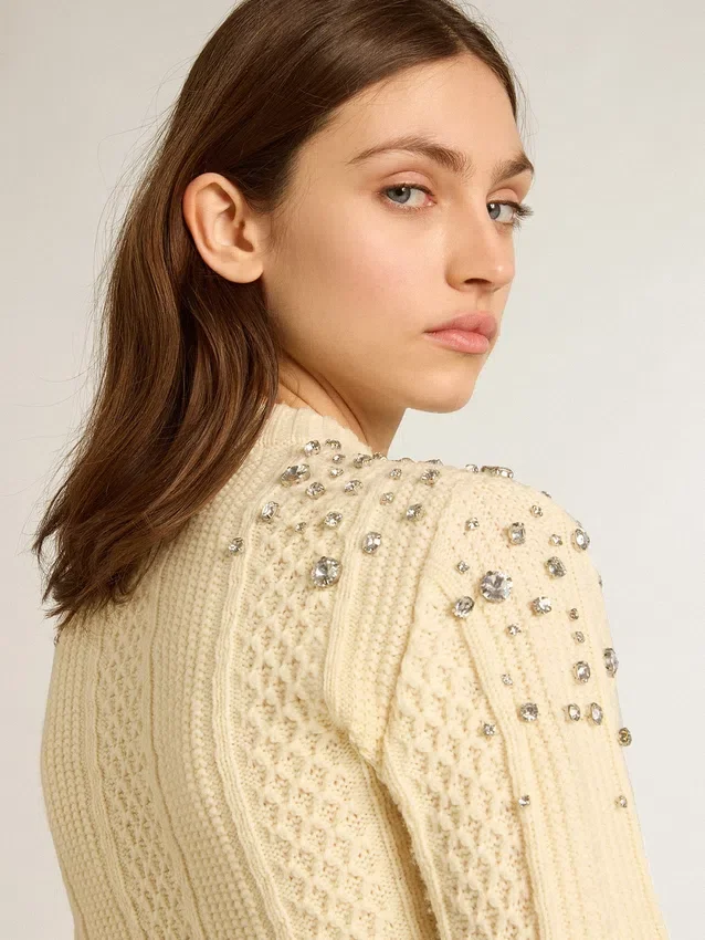 Suéter corto para mujer en blanco desgastado con cristales decorativos