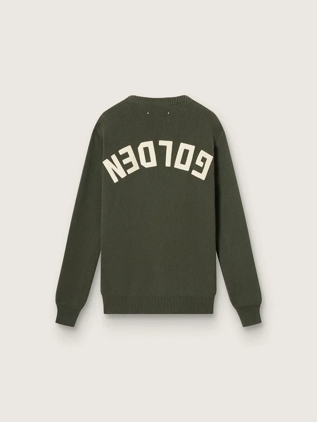 Suéter de cuello redondo para hombre en verde militar con letras «doradas» en la espalda