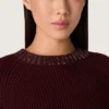 Suéter de cuello redondo para mujer en lana color burdeos con bordado de pedrería