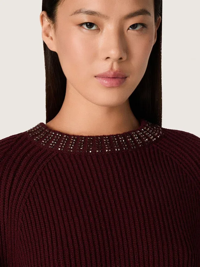 Suéter de cuello redondo para mujer en lana color burdeos con bordado de pedrería