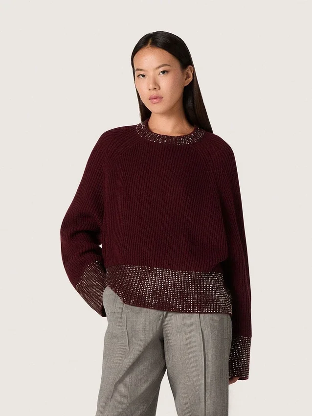 Suéter de cuello redondo para mujer en lana color burdeos con bordado de pedrería
